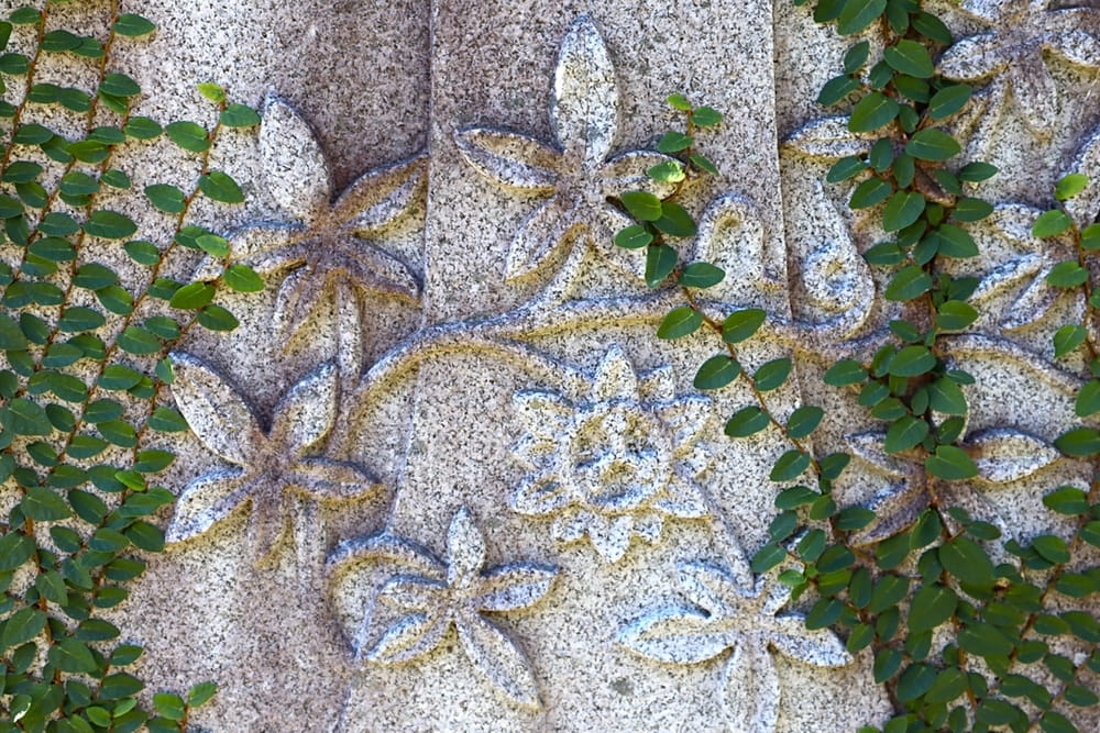 Flower and vine design carved into headstone